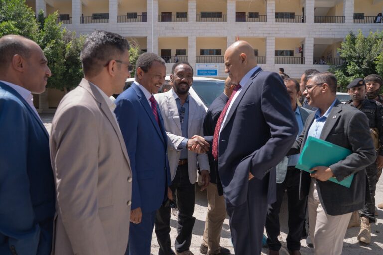 Taiz Governor and WFP Country Director Inspect School Meals Kitchen